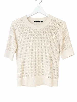 Beige stickad topp från lager 157 - Snygg beige stickad topp från lager 157 med korta ärmar och rund hals. Tröjan har ett genombrutet hålmönster och ribbade kanter vid ärmslut och nederkant. Perfekt till jeans eller kjol för en avslappnad look.