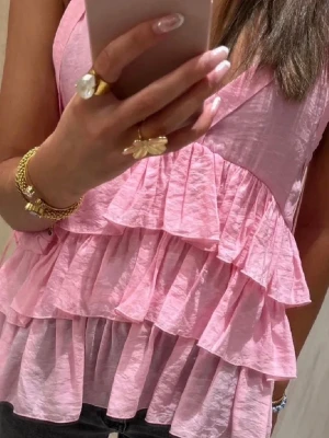 Rosa volang topp från zara - Supersöt rosa volngtopp från Zara!! Jätte fint skick och as snygg nu till sommaren!! Hör av er vid fler frågor 