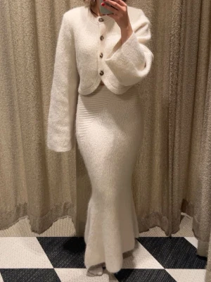 Set ifrån adoore  - Säljer detta fina vita stickade set ifrån adoore använt några fåtal gånger fint sick 