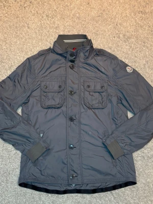 Moncler fieldjacka - Moncler filed jacka | Äldre model - Äkta | bra skick | Storlek 3=M | vid frågor är det bara att höra av er 🙌
