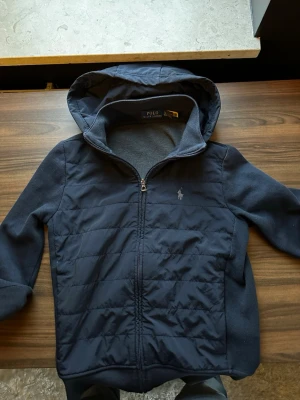 Cardigan från Polo Ralph Lauren - Säljer nu denna sjukt feta cardigan i storlek xs, skick 9/10, använd väldigt sparsamt. Hör av dig om du har några fler frågor