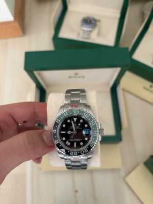 Grön Klocka Vanlig  - Vanlig klocka med kvitto box finns 