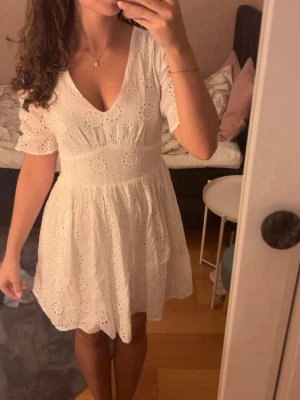 Vit studentklänning  - Supersöt vit student klänning med vita brodyr mönster och korta ärmar. Den kommer från NAKD och är i mycket bra skick😇