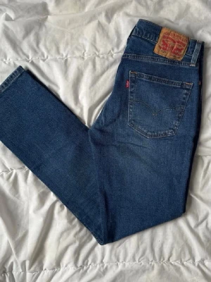 Blåa Jeans ifrån Levi's med modell 511 Slilfit - Säljer ett par fina Levis 511 slim fit. Storlek 30:32, säljer i väldigt fint skick. Använda lite grann. Dem är köpta ifrån boozt.  Hör av er vid eventuella frågor! 😊