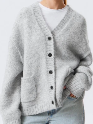 Mysig kofta - Jättemysig lite större grå kofta i stickat material. Aldrig använd men jättesnygg till en tshirt eller linne under. Har även lappen kvar. Perfekt nu mot våren!! 💞💞