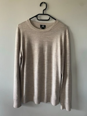 Stickad merinoull tröja - Säljer en riktigt fin tröja i Merinoulls blandning från märket H&M. Den är i fint skick och känns skönt mot huden, den är varm och skön vilket gör att den passar perfekt året år, stilren och lätt att styla. Tveka inte med att höra av dig vid funderingar eller frågor!🤝
