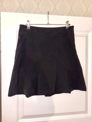 Svart kort kjol i stl 36 från Amica  - Svart kort kjol i stl 36 från Amica 