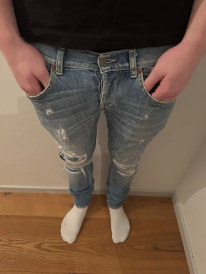 Dondup George - Dondup Jeans George! Trendigaste jeansen på marknaden. Skick= 7,5/10 Ny pris= 4000 kr Säljs för= 899 kr (modellen är destroyed från fabrik vilket är väldigt populärt, finns ett hål där hud syns men det är ett orginal hål och ska vara där! Bra att veta för informationens skull