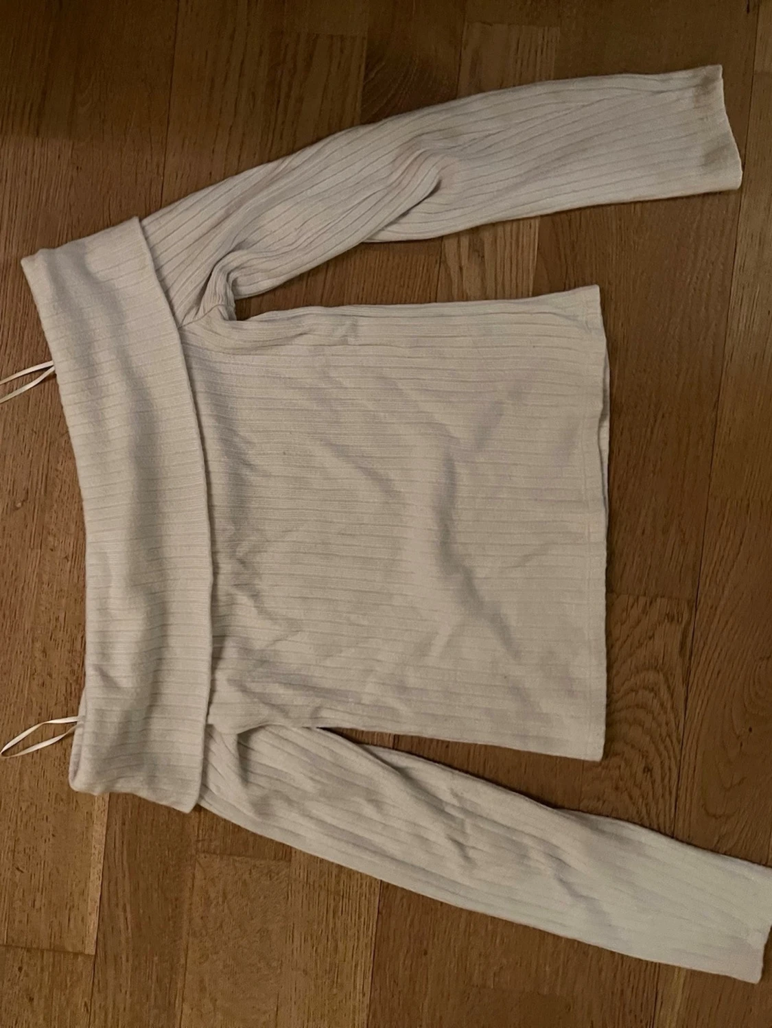 Offshoulder ribbad topp i ljus beige - 1