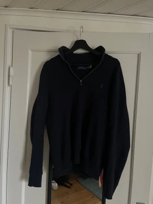 Ralph Lauren tröja  - Navy blue Half zip från Ralph Lauren som är köpt på Nk för 2295. Storlek M. Kvittot finns kvar.