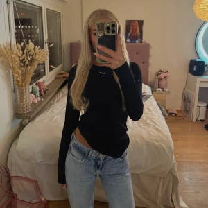 Nike träningströja - Svart Nike träningströja med silvrig logga framtill 🤍 Tillverkad i snabbtorkande och andningsbart material, perfekt för både gymmet och löpning! Sitter snyggt och bekvämt på kroppen. Använd 1-2 gånger, i mycket bra skick. - Passar XS - M Skriv privat för fler bilder eller frågor 🫶🏽 