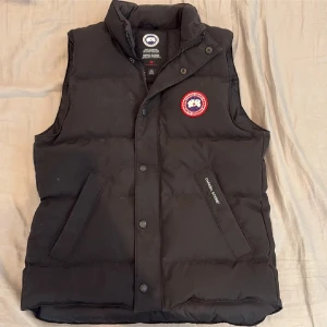 Canada goose väst - Väldigt bra skick overall, har en skada på dragkedjan men den går fortfarande att använda som vanligt