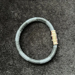 Svart armband - Helt nytt. allt som ingår är själva armbandet. För mer info skriv till mig. Ftalater inom 24 timmar.