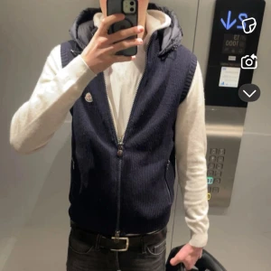 Moncler väst/cardigan - Säljer nu denna otroligt snygga Moncler västen för endast 3500 kr, självklart äkta, nynoprat med maskin 9/10 skick inga som helst defekter bara att skriva om det är något du undrar, kan gå ner lite i pris vid en snabb affär 