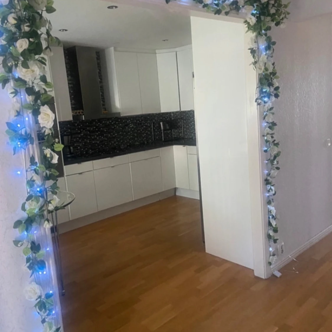 Ljusslinga med vita rosor - 1