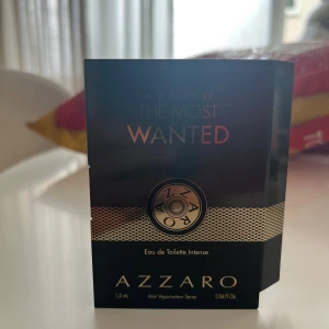 Azzaro The Most Wanted EdT - Mini spray av Azzaro The Most Wanted Eau de Toilette Intense, 1,2 ml. Perfekt storlek att testa eller ta med på språng. Snygg och modern design som sticker ut.