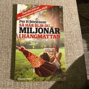 Så här blir du miljonär i hängmattan - Vill du lära dig smarta sätt att bli rik utan att stressa? Den här boken ger dig enkla tips om ekonomi och investeringar, perfekt för dig som vill ha frihet och framtidshopp. Uppdaterad upplaga 2022!