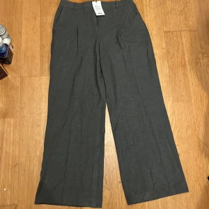 Kostymbyxor storlek 42 - Snygga byxor till vintern, lite varmare tyg. Aldrig använda ute. Nypris 599