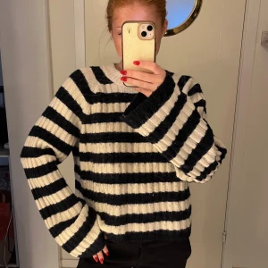 Stickad randig tröja från hm XS - Säljer denna blå och vit randiga tröja från hm i storlek XS