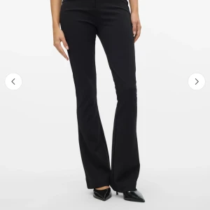 Svarta bootcut kostymbyxor - Snygga svarta kostymbyxor med bootcut-snitt och klassisk passform. Byxorna har hög midja och raka ben som blir vidare nedtill. Perfekta att styla med klackar för en trendig look. Köpt för 499, pris kan diskuteras. 