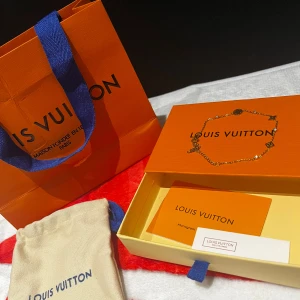 Louis Vuitton | Women’s gold bracelet - ✅ Perfect condition  – Brand new, never worn  💯 100% Authentic products only 📦 Fast shipping ♻️ Shop sustainably, look sharp.  REMINDER: Items can be used and please note that we only resell used clothes we buy online (some are brand new).   We will always tell our customers before buying if item has stains or is damaged. Returning is always possible  Bought in here. If you have anything authentic to sell, let us know because we also buy and sell on here🙂  Thank you!