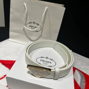 Prada | White & Gold belt 105cm - ✅ Perfect condition  – Brand new, never worn  💯 100% Authentic products only 📦 Fast shipping ♻️ Shop sustainably, look sharp.  REMINDER: Items can be used and please note that we only resell used clothes we buy online (some are brand new).   We will always tell our customers before buying if item has stains or is damaged. Returning is always possible  Bought in here. If you have anything authentic to sell, let us know because we also buy and sell on here🙂  Thank you!