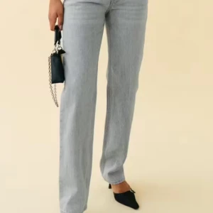 Lågmidjade jeans - Low straight jeans från ginatricot, storlek 34. Sitter bra i längden på mig, men för tajta vid midjan. Jag är 170 för referens. Använda ett fåtal gånger.