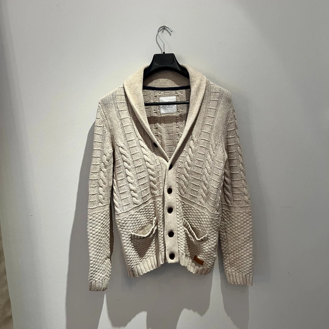 Beige stickad kofta från edc ESPRIT