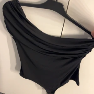Svart offshoulder topp från H&M - Säljer en svart offshoulder topp från H&M i storlek L som tyvärr inte har kommit till användning 🤍