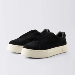 Svarta sneakers med plattformssula - Svarta eytys i mocka med chunky vit plattformssula. Snygga och bekväma men väl använda därav pris.