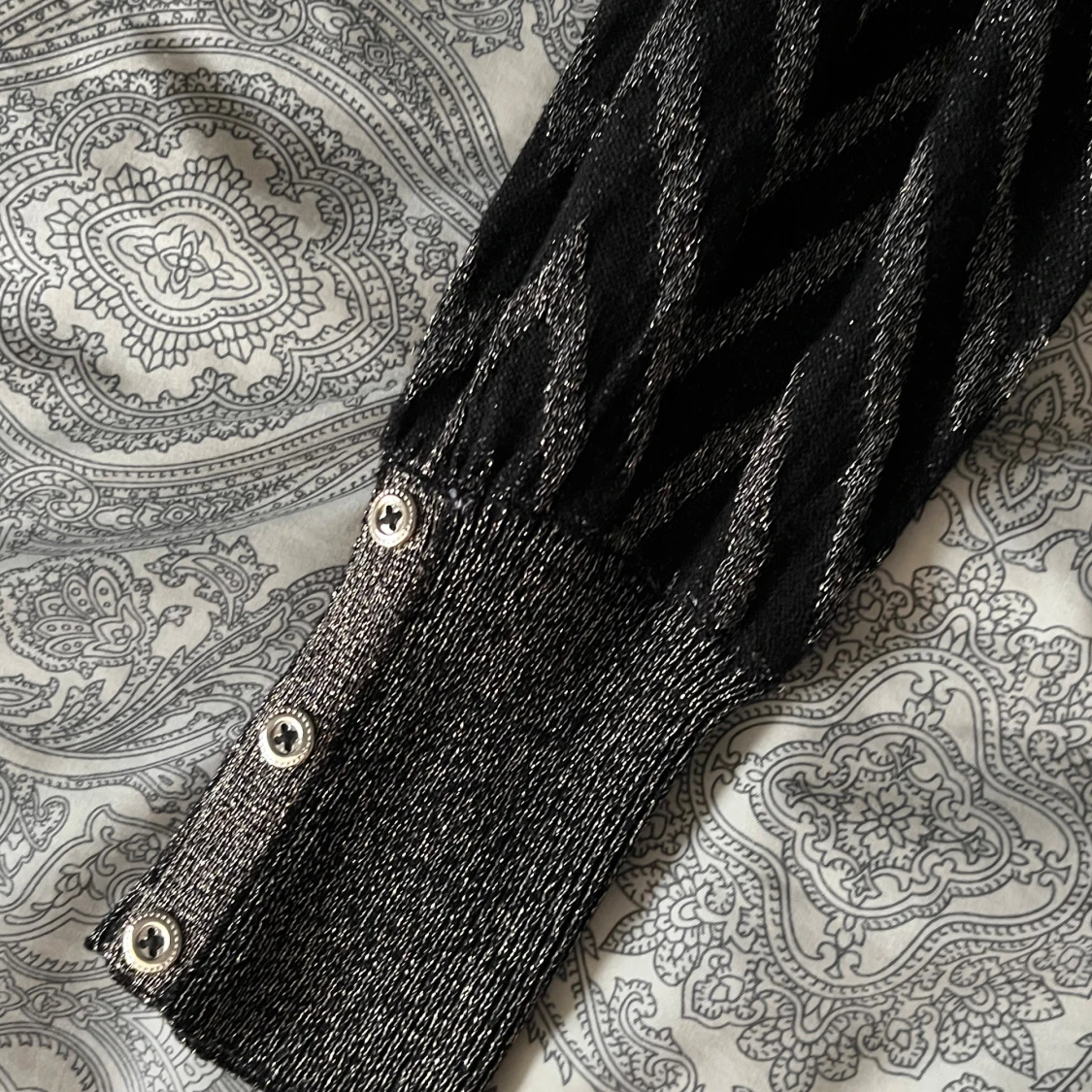 Stickad randig glittrande tröja från only - 2