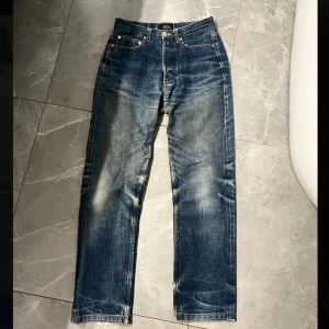 Apc Selvedge jeans - Säljer dessa riktigt feta apc selvedge jeans med sjuka fades. Dom är i storlek 29 men passar som 28. Skriv vid minsta fråga/fundering👌