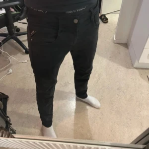 Replay hyperflex jeans - Säljer nu dessa Replay Hyperflex jeans som överlag är i fint skick, skriv för fler bilder/frågor🙌 31/30. Modellen på bilden är 180 väger cirka 67 kg. Kan gå ner i pris vid snabb affär ‼️ 