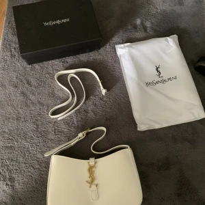 Ysl väska vit - Fin tal väska aldrig använd.