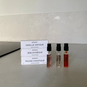 Byredo parfymprov 3-pack - Testa tre olika Byredo-dofter i smidiga 2 ml sprayflaskor: Vanille Antique, Bibliothèque och Rouge Chaotique. Vill ej slänga dessa ifall det finns någon som är intresserad av att testa dem 🌸