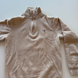 Halfzip Merino ull - Tja, säljer denna riktigt snygga gant halvzip i fårull. Storleken är M men sitter som en S! 10/10 con och finns inga tecken på användning! Skriv för frågor och funderingar!