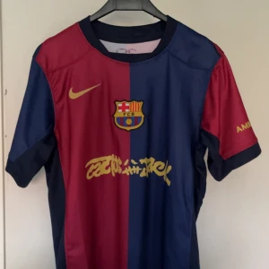 Barcelona fotbollströja Nike röd/blå - Säljer en FC Barcelona matchtröja från Nike i storlek S. Tröjan är helt ny så inga defekter. Det är en äkta tröja från Nike hemsidan. Skriv vid funderingar.
