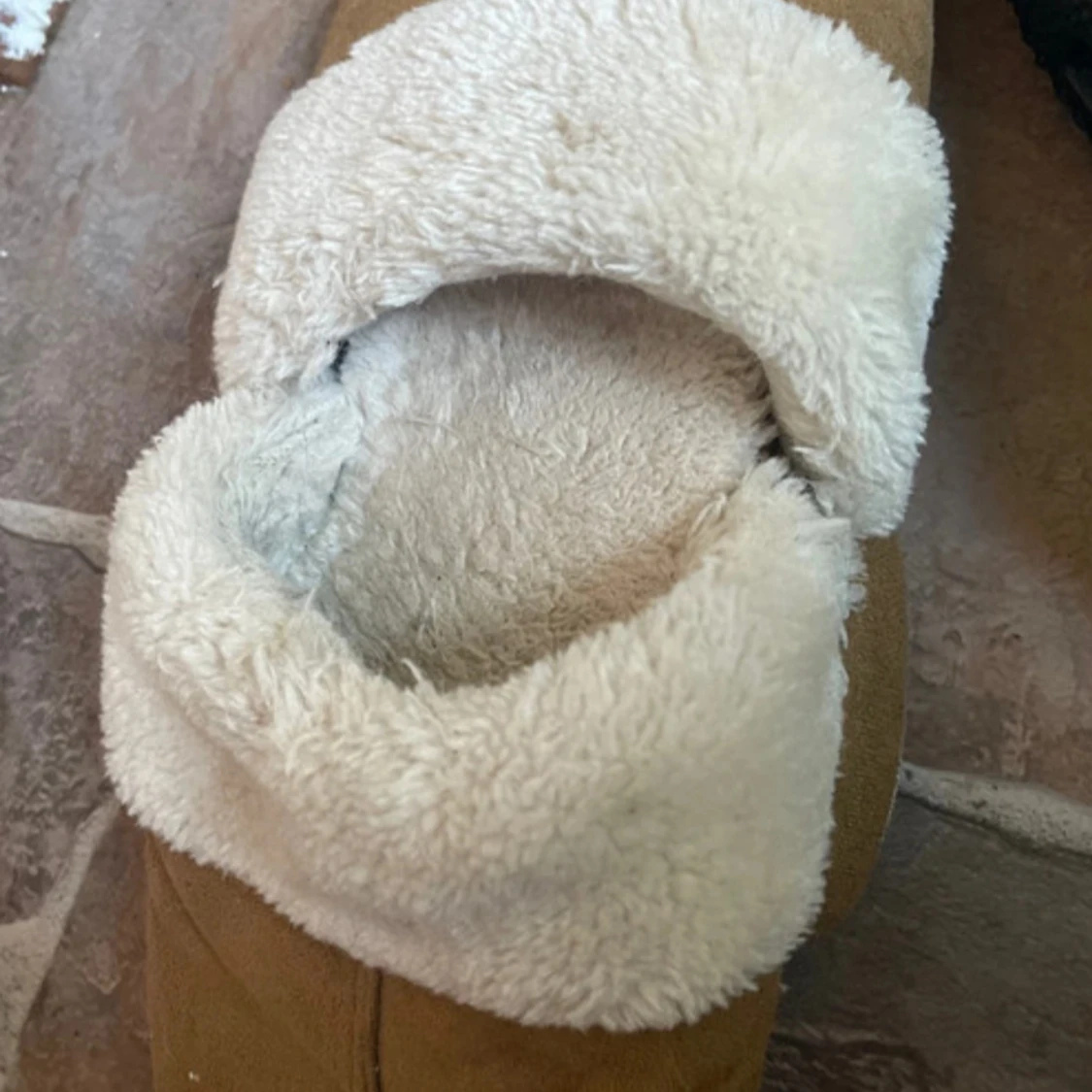 Fyra par olika stilar och storleker tofflor  - 3