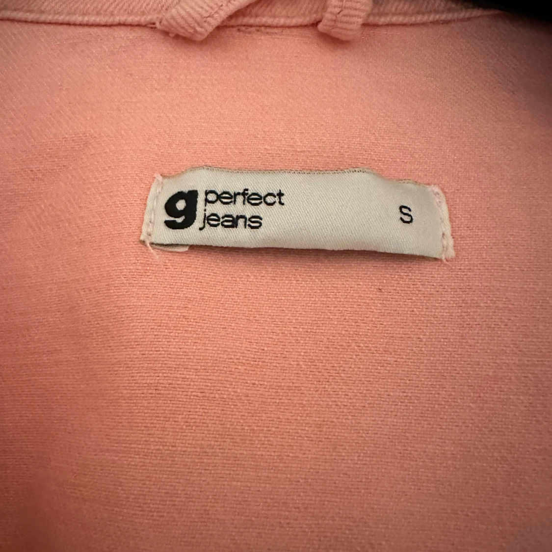 Croppad rosa jeansjacka från Gina Tricot - 4