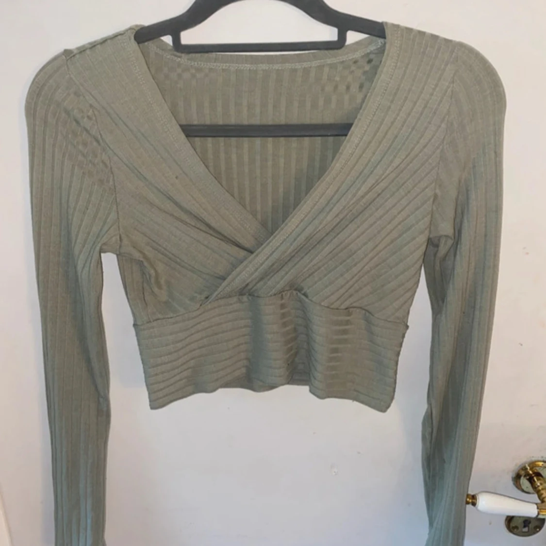 Grön ribbad omlottopp med lång ärm