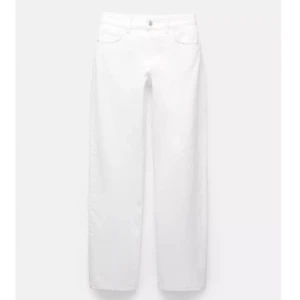 Vita raka jeans  - Snygga vita jeans från Pull&Bear med klassisk rak passform och femficksdesign. Jeansen är oanvända och har lappar kvar, i storlek 38🌸