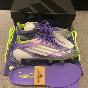 Adidas F50 Elite FG - Säljer nu ett par Adidas F50 Elite FG. Skick: 10/10 helt ny med tags!. Storlek: 42. Allt tillbehör medföljer. Vid fler frågor/bilder är det bara och höra av sig.