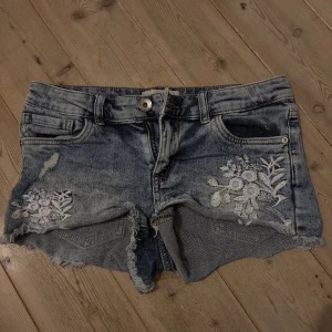 Jättesnygga lågmidjade jeansshorts - Knappt använda💕.                                               Skriv privat för fler bilder eller om du undrar någonting💕