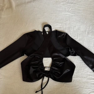 Satin topp och bolero - Halterneck topp i satin med matchande bolero. Som ny 