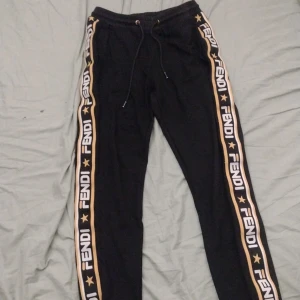 Svårt fendi mjukisar.  - Svarta mjukisbyxor, fendi x fila 2018