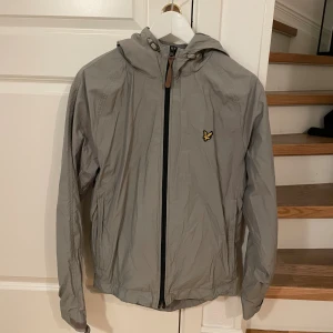 Lyle and Scott jacka  - Grå lyle and Scott jacka. Använd men syns knappt, ser i princip ut som ny.