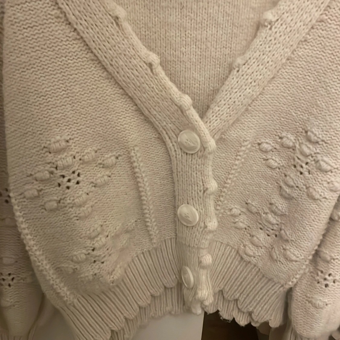 Beige stickad kofta med knappar från Effenty - 1