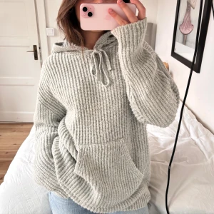 Ljusgrå stickad hoodie med huva - Snygg hoodie! Stor i storleken 
