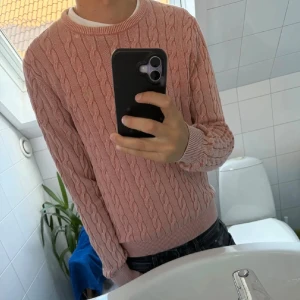 Morris Kabelstickad tröja  - Tja! Säljer en as fet Morris tröja. As bra passform och otroligt skön bomull. Hör av dig vid fundering!