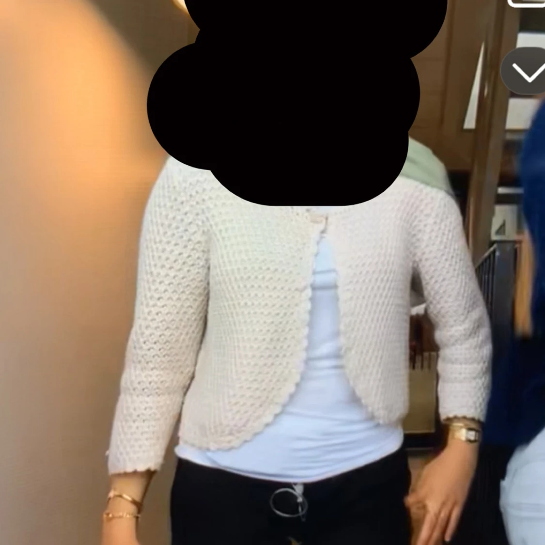 Beige stickad kofta med blomknapp - 3